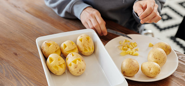 Potatis formade som pumpor är nyttig Halloween-mat för barn. 