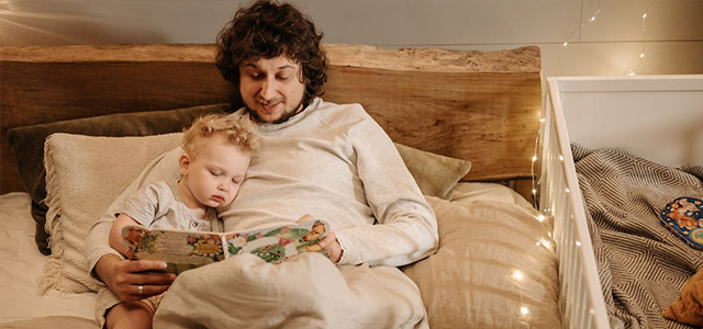 Förälder läser för barn med nattskräck.