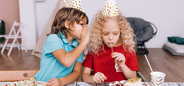 Barn äter tårta på barnkalas